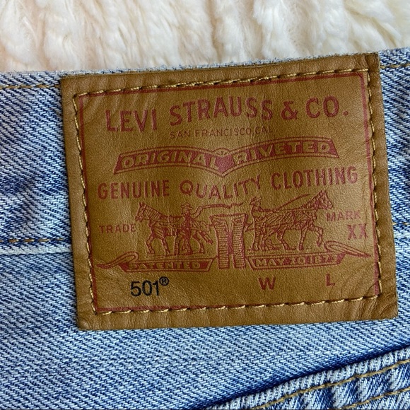 LEVI’S 501 | Med Light Wash Denim Jean Cut Off Shorts - Size: 25 - Picture 6 of 14